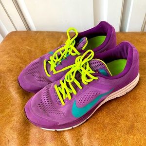 Nike women’s tennis shoes size 11